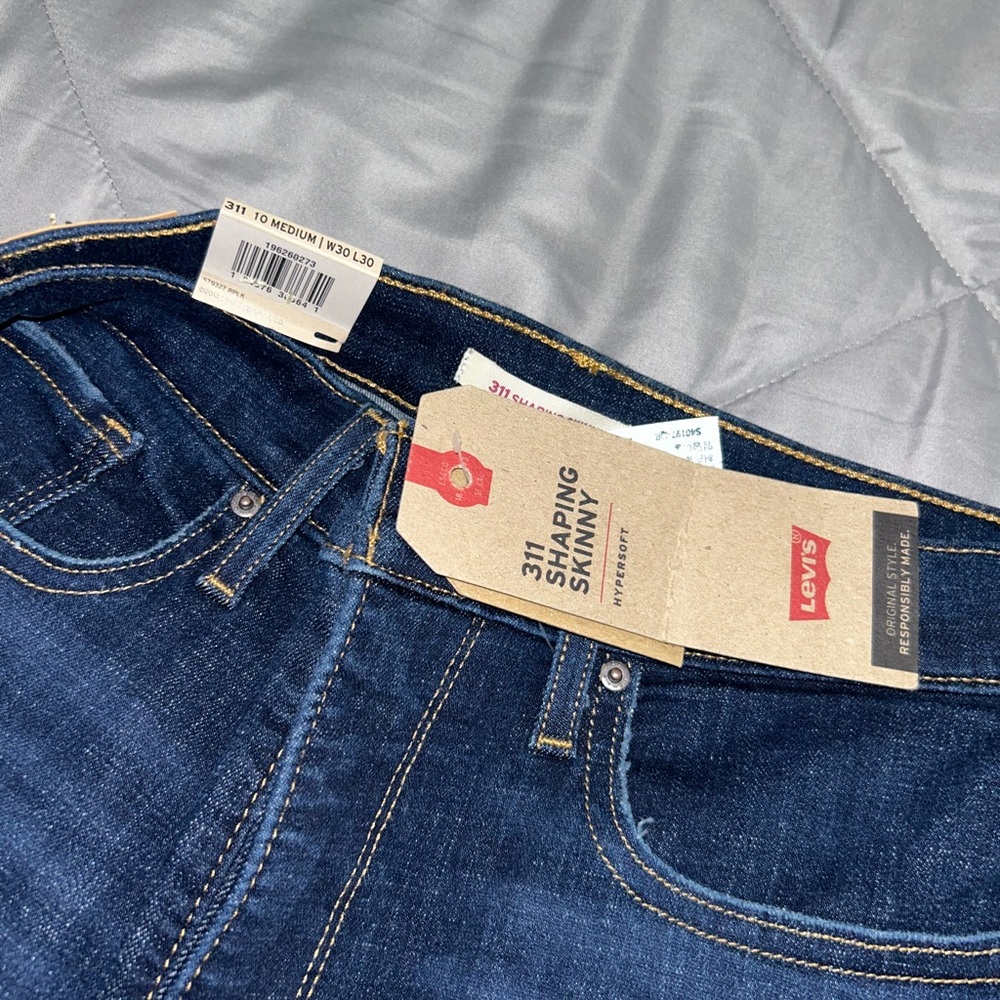 WOMENS SIZE 10 LEVI WITH TAGS SHAPING SKINNY